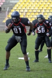 Aki Jones, pierwszy futbolista z przeszoci w NFL (Washington Redskins), ktry wystpuje w Polskiej Lidze Futbolu Amerykaskiego. Ten potny (193 cm, 130 kg) zawodnik zosta zakontraktowany w polskim zespole The Crew Wrocaw w 2009 roku. Pniej po krtkim epizodzie w stoecznej ekipie Warsaw Eagles znw wrci do Wrocawia. Akiego mona bdzie obejrze w najnowszej polskiej komedii "Wojna esko-mska"