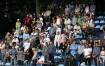 Publiczno zgromadzona na kortach SKT uczcia chwila ciszy rocznice wybuchu powstania warszawskiego