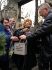 01 XI 2007
Warszawa, cmentarz Powzki
Znani ludzie od kilku lat kwestuja na ratowanie zabytkowych grobw na Powzkach
