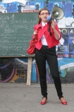 Przy metro centrum w Warszawie organizacja Ponton edukowaa modzie wracajc z rozpoczcia roku szkolnego.