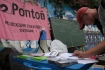 Przy metro centrum w Warszawie organizacja Ponton edukowaa modzie wracajc z rozpoczcia roku szkolnego.