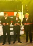 W dniu 4 padziernika 2007 odbyo si oficjalne otwarcie nowej montowni samochodw ciarowych w Niepoomicach koo Krakowa, nalecej do spki MAN Nutzfahrzeuge. W uroczystej ceremonii uczestniczyo ponad 500 goci. n/z Od lewej: Anton Weinmann, prezes zarzdu Grupy MAN, Hakan Samuelssonon, prezes zarzdu spki MAN oraz burmistrz Niepoomic - Stanisawa Kracika