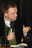04.12.2008, Koszalin, spotkanie promujące książkę Szymona Hołowni "Ludzie na walizkach". Rozmowę prowadził ks. Dariusz Jaślarz.