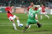 05.04.2008, Orange Ekstraklasa: Wisa Krakw pokonaa Ruch Chorzw 2:0.

n/z Robert Mioduszewski (Ruch) broni strza Rafaa Boguskiego (Wisa)

