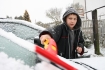 6.01.2008 Swinoujsciu spadl wlasnie pierwszy w tym roku snieg. N/z Bartek odsnieza samochod ojca
