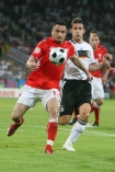 08.06.2008, Klagenfurt, pierwszy mecz reprezentacji Leo Beenhakkera na Mistrzostwach Europy: Polska - Niemcy 0:2. 

n/z Miroslav Klose i Marcin Wasilewski

