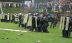 Puchar Intertoto: Vetra Wilno - Legia Warszwawa 2:0 n/z policja podczas zamieszek i zniszczona murawa stadionu w Wilnie
