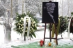 09-02-2012, Krakw, Cmentarz Rakowicki, Pogrzeb Wisawy Szymborskiej. n/z  portret noblistki w alei zasuonych przy ktrym mieszkacy skadaj kwiaty