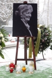 09-02-2012, Krakw, Cmentarz Rakowicki, Pogrzeb Wisawy Szymborskiej. n/z  portret noblistki w alei zasuonych przy ktrym mieszkacy skadaj kwiaty