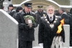 09-02-2012, Krakw, Cmentarz Rakowicki, Pogrzeb Wisawy Szymborskiej. n/z  zoenie urny do grobu
