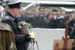09-02-2012, Krakw, Cmentarz Rakowicki, Pogrzeb Wisawy Szymborskiej. n/z  zoenie urny do grobu