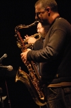 Dennis Gonzalez, jeden z najbardziej charyzmatycznych trbaczy jazzowych wraz z synami-Aaronem(kontrabas) i Stefanem(perkusja).Na saksofonie towarzyszyl im Rodrigo Amando.Poznan-Scena na Pietrze.