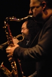 Dennis Gonzalez, jeden z najbardziej charyzmatycznych trbaczy jazzowych wraz z synami-Aaronem(kontrabas) i Stefanem(perkusja).Na saksofonie towarzyszyl im Rodrigo Amando.Poznan-Scena na Pietrze.