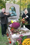 W drug rocznic mierci Marka Grechuty na cmenatarzu Rakowickim w Krakowie przy pomniku artysty zasadzono dzikie wino. W uroczystoci uczestniczya Danuta Grechuta (ona artysty). n/z Danuta Grechuta przy grobie