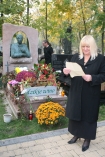 W drug rocznic mierci Marka Grechuty na cmenatarzu Rakowickim w Krakowie przy pomniku artysty zasadzono dzikie wino. W uroczystoci uczestniczya Danuta Grechuta (ona artysty). n/z Danuta Grechuta przy grobie