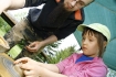 d 10.05.2008 nauka wylepiania naczyn z gliny podczas majwki zorganizowanej w odzim ogrodzie botanicznym