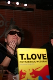 12.11.2007 Warszawa. W Rock'n'roll Caffe odbya sie promocja ksiazki T.Love "Potrzebuje wczoraj". Na zdjeciu Muniek Staszczyk.