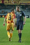 Orange Ekstraklasa: Korona Kielce - Widzew d n/z Jacek Granat (sdzia) i Tomasz Brzyski (Korona Kielce)
