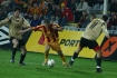 Orange Ekstraklasa: Korona Kielce - Widzew d n/z Tomasz Brzyski (Korona Kielce), po lewej Arkadiusz Aleksander (Widzew d) i po prawej Mateusz Bro (Widzew d)