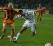 Orange Ekstraklasa: Korona Kielce - Wisa Krakw 0:0. n/z przy pice Radosaw Sobolewski (Wisa Krakw) i po lewej Marek Szyndrowski (Korona Kielce).