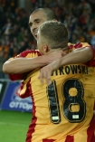 Orange Ekstraklasa: Korona Kielce - Widzew d n/z Krzysztof Gajtkowski w objciach Macieja Kowalczyka (obaj Korona Kielce)