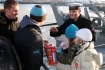 13.0108-WOSP-Swinoujscie, wolontariuszom w zbieraniu pieniedzy do puszek pomagali marynarze z 8 Flotylii Obrony Wybrzeza - na pokladzie okretu 'Krakow'