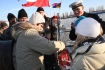 13.0108-WOSP-Swinoujscie, wolontariuszom w zbieraniu pieniedzy do puszek pomagali marynarze z 8 Flotylii Obrony Wybrzeza - na pokladzie okretu 'Krakow'