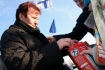 13.0108-WOSP-Swinoujscie, wolontariuszom w zbieraniu pieniedzy do puszek pomagali marynarze z 8 Flotylii Obrony Wybrzeza -na pokladzie okretu 'Krakow'