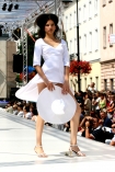13 lipca 2008r, na Warszawskim Nowym wiecie, po raz czwarty odbyo si Warsaw Fashion Street - najwiksze w polsce pokazy mody. n/z prezentowana kolekcja Urszuli Duniak