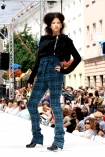 13 lipca 2008r, na Warszawskim Nowym wiecie, po raz czwarty odbyo si Warsaw Fashion Street - najwiksze w polsce pokazy mody. n/z prezentowana kolekcja Ewy Walkowiak