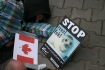 Protest przeciwko polowaniom na foki w Kanadzie, organizowany przez Fundacj Viva! Akcja dla Zwierzt, Warszawa, Polska, 14,03.2008.
