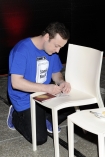 W Warszawie 14 kwietnia 2011 roku odbya si konferencja prasowa programu X factor na ktrej przedstawiono finalistw. N/z Czesaw Mozil rozdaje autografy