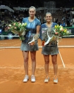 Turniej Tenisowy WTA BNP Katowice Open 8-14.04.2013 ceremonia dekoracji n/z Roberta VINCI i Petra KVITOVA 