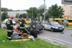 Kierowca BMW staranowa hamujc staranowa sup z sygnalizacj wietln przy przejciu dla pieszych oraz uszkodzi latarnie. Samochd dachowa. Kierowca o wasnych siach wydosta si z pojazdu.