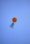 balon z Giertychem ulatuje w niebo podczas demonstracji przeciwnikw zmian w konstytucji i zaostrzenia ustawy aborcyjnej