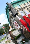 W ramach obchodow Swieta Wojska Polskiego  o godzinie 12.00 przed Grobem Nieznanego Zolnierza na Placu Pilsudzkiego odbyla sie uroczysta odprawa wart. Uczestniczyl w niej miedzy innymi prezydent Lech Kaczynski.