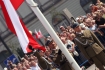W ramach obchodow Swieta Wojska Polskiego  o godzinie 12.00 przed Grobem Nieznanego Zolnierza na Placu Pilsudzkiego odbyla sie uroczysta odprawa wart. Uczestniczyl w niej miedzy innymi prezydent Lech Kaczynski.