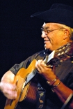Ochoa,jeden z najwybitniejszych Soneros i gitarzystow kubanskich.W 1997 roku Eliades Ochoa wzial udzial w nagraniu plyty Buena Vista Social Club.