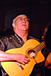 Ochoa,jeden z najwybitniejszych Soneros i gitarzystow kubanskich.W 1997 roku Eliades Ochoa wzial udzial w nagraniu plyty Buena Vista Social Club.