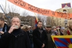16 marca 2008 Warszawiacy i przedstawiciele organizacji pozarzadowych spotkali si przed Ambasada Chin aby upomnie si o wolno Tybetu oraz zaprotestowa przeciwko popieraniu przez polskie wadze organizacji Olimpiady w Bejjing. n/z: Janusz Onyszkiewicz              