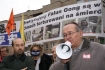 16 marca 2008 Warszawiacy i przedstawiciele organizacji pozarzadowych spotkali si przed Ambasada Chin aby upomnie si o wolno Tybetu oraz zaprotestowa przeciwko popieraniu przez polskie wadze organizacji Olimpiady w Bejjing. n/z: Wojciech Gieyski