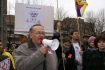16 marca 2008 Warszawiacy i przedstawiciele organizacji pozarzadowych spotkali si przed Ambasada Chin aby upomnie si o wolno Tybetu oraz zaprotestowa przeciwko popieraniu przez polskie wadze organizacji Olimpiady w Bejjing. n/z: Wojciech Gieyski