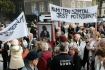 Manifestacja przeciwko likwidacji szpitala miejskiego w Szczecinie z udziaem rzecznika Samoobrony Mateusza Piskorskiego i przewodniczacego Nowej Lewicy Piotra Ikonowicza