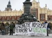 Pod hasem "Wolna Czeczenia" oraz "Zakoczy rosyjski terror w Czeczenii" przemaszerowali w Krakowie uczestnicy manifestacji z Rynku Gwnego pod ambasad Rosji.