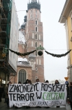 Pod hasem "Wolna Czeczenia" oraz "Zakoczy rosyjski terror w Czeczenii" przemaszerowali w Krakowie uczestnicy manifestacji z Rynku Gwnego pod ambasad Rosji.