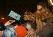 Krakw, 16.12.2007, 28. Lekcja piewania "Koldy do piewania po domach" - impreza plenerowa dla krakowian i turystw, dla ktrych przygotowano 3 tys. piewnikw. Imprez organizowa krakowski kabaret Loch Camelot
