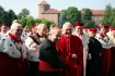 Arcybiskup metropolita krakowski Stanisaw Dziwisz wita sie z profesorami wyszych uczelni.