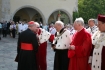 Arcybiskup metropolita krakowski Stanisaw Dziwisz(po lewej) wita sie z profesorami wyszych uczelni.
