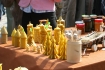 Tradycyjne wyroby z wosku pszczelego sprzedawane na rynku w Lipnicy Murowanej podczas Niedzieli Palmowej