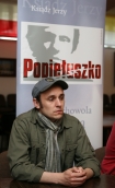W Krakowie przy parafii w Mistrzejowicach odbya si konferencja prasowa twrcw filmu "Popieuszko". n/z Odtwrca gwnej roli Adam Woronowicz.
